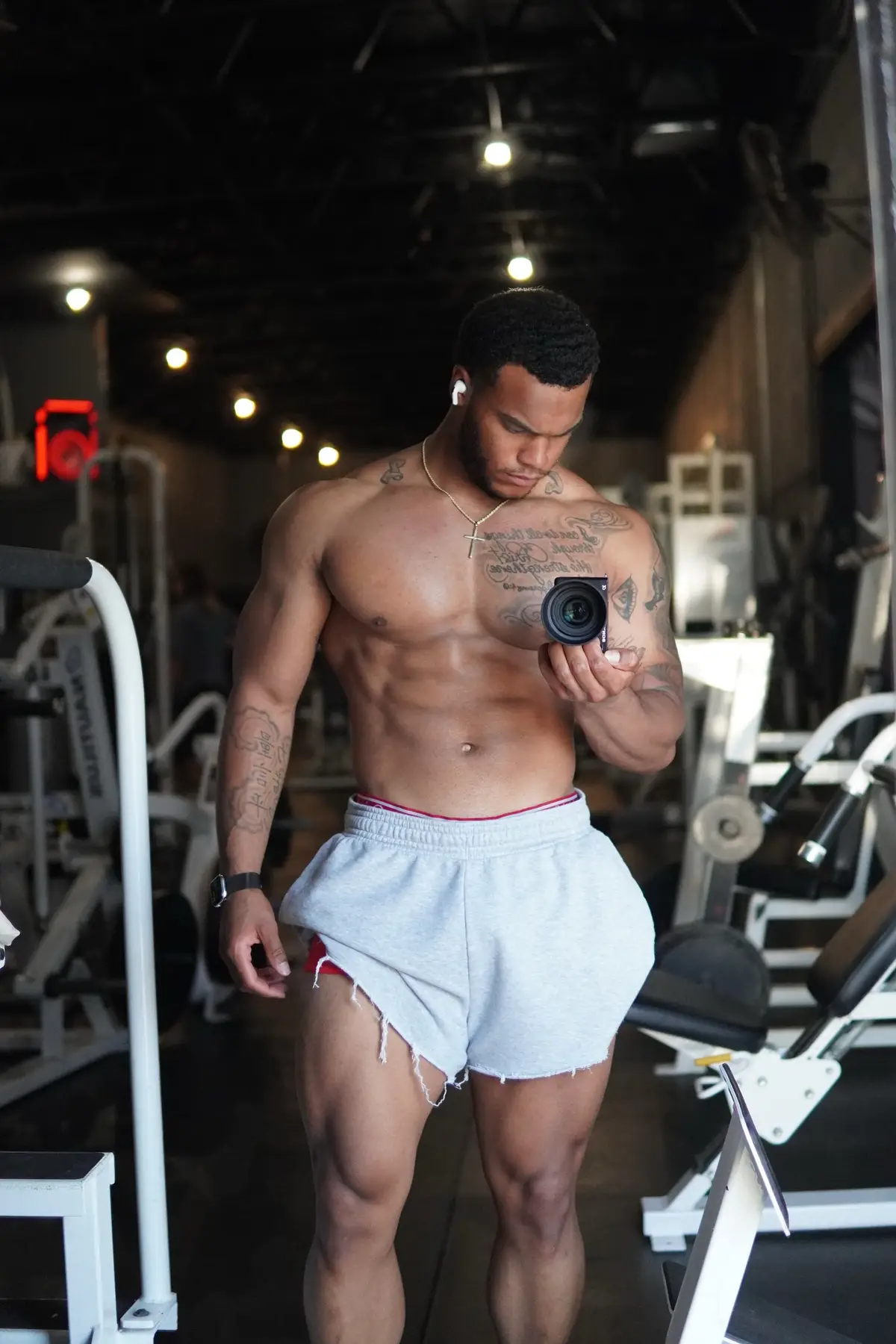 Consistency….that’s the name of the game 🤝🏽💯 • • • #bodybuilding #bodybuilder #gymshark #explorepage✨ #physique #gymlifestyle 