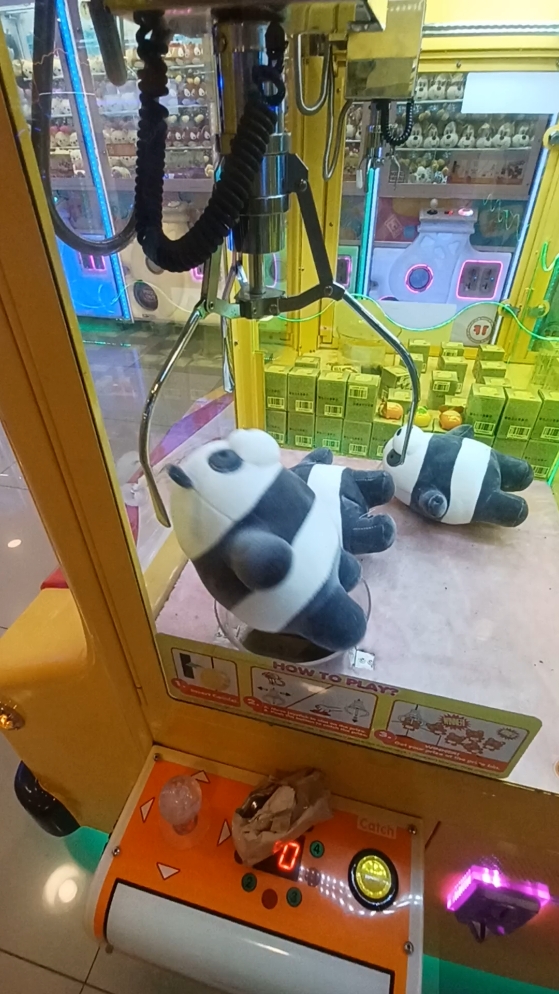How do you fit this cute Plushie? #fypシ #fyp #foryourpage #fypシ゚viral #clawmachine #satisfying #arcade #trending #arcade #viral 