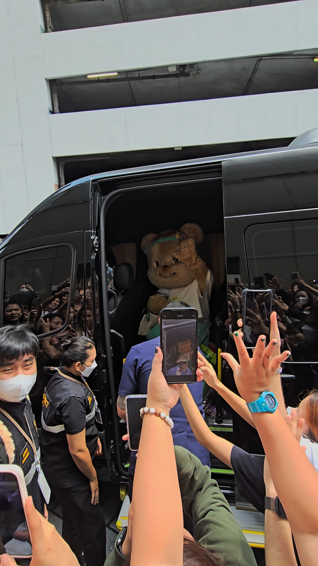 น้องเนยมามาลุงยุทธและพี่ไบรท์ในเรื่องเล่าเช้านี้ มีชาวมัมหมีที่ทำงานช่อง 3 มาหาหนูเต็มเลย รอบนี้หนูนั่ง Benz Sprinter แล้วนะ @butterbear.th  #เรื่องเล่าเช้านี้ #butterbear #butterbaerxเรื่องเล่า #น้องเนย #หมีเนย #ด้อมน้องเนย #มัมหมี #ฟีดดดシ #ไอแบงค์ผู้กํากับหุ่นหมี 
