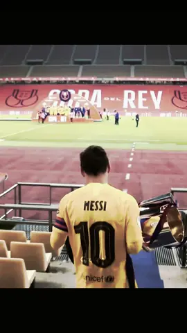 Takım arkadaşları Messi ile sırayla fotoğraf çekiniyor...#messi #lionelmessi#barcelona #champions #kupa