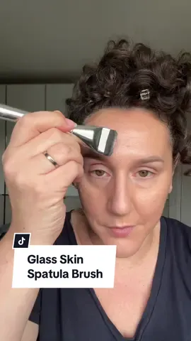This brush was… different?!  But it serves a purpose, although it wont be a go to for me.  #tiktokmademebuyit #makeupbykaty #glassskin #spatulachallenge #foundationhack 