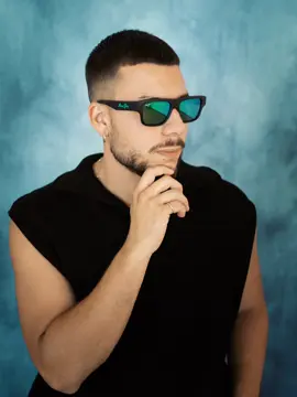 Maui Jim è l’occhiale da sole per l’uomo dal gusto raffinato e amante dell'avventura! 👓 Design iconico e senza tempo, linee essenziali e una montatura di alta qualità che unisce comfort e resistenza, per un look impeccabile in ogni occasione! 😎 Ma i Maui Jim non sono solo belli, sono anche tecnologicamente avanzati. Le lenti disponibili in diverse colorazioni e con trattamento polarizzante, offrono una protezione totale dai raggi UV e una visione nitida e confortevole in ogni condizione di luce. Perfetti per chi ama stare all'aria aperta, praticare sport o semplicemente godersi una giornata di sole in città. Vieni a provarli da Ottica Verna e scopri perché i Maui Jim sono gli occhiali da sole perfetti per l'uomo che non rinuncia mai al suo stile e alla sua visione impeccabile! #ottica #otticaverna #otticadifiducia #occhialidasole #occhialifashion #glasses #sunglasses #moda  #mauijim