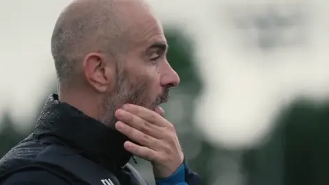 📢 Check out this talk and positional play practice from new Chelsea manager Enzo Maresca. 🔵 Chelsea include box-to-box runs between each set to add competition. 🏃‍♂️ More runs for the losing team 💪 Also for physical conditioning 📥 Follow us for more.  #ChelseaFC #enzomarescaday #trainingsession⚽️💙 #FootballPractice #SoccerTraining #PositionalPlay #FitnessDrills #CompetitionTime