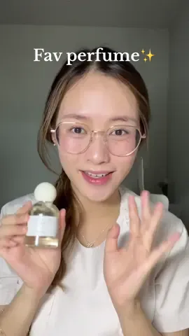 คนทักเยอะจริง แล้วทนมากกก ช่วงนี้หน้าฝนฉีดกลิ่นนี้คือฟุ้งๆสะอาดๆ🫶🏻✨  #รีวิวน้ำหอม #ใช้แล้วชอบ #น้ำหอม 