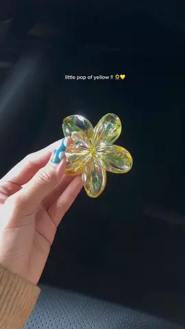 pretty claw clip in this yellow 🥹💫 #hair #flowers #hairclip #hairclaw #clawclip #clamp #hairstyle #fyp #trending 