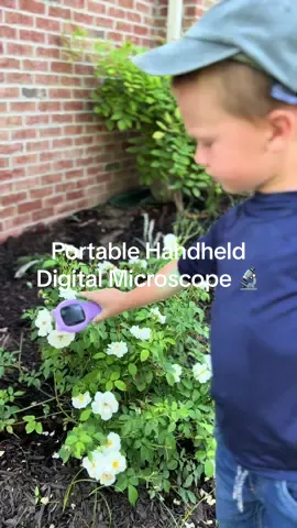 The handheld children's microscope features a 2-inch LCD screen and 1080P HD digital imaging for real-time observation without delays. 🔍 With 200x magnification and a dual-lens design, kids can explore tiny details and record observations easily. 📸 This portable magnifying glass, equipped with LED lamp beads, sparks curiosity and scientific interest in children, making it a perfect gift for various occasions. 🎁 #youngscientists #microscopicflavorexploration 