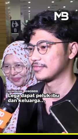 Pelajar Malaysia yang melanjutkan pelajaran di Bangladesh berharap ketegangan yang berlaku di negara itu segera reda supaya mereka dapat menghabiskan pengajian. Pelajar tahun akhir di Kolej Perubatan Mymensingh, Muhammad Aliff Haziq Abdul Shukor, 25, berkata, pengajiannya hanya berbaki sebulan, namun terpaksa ditangguhkan ekoran rusuhan yang berlaku. 🎥 Adam Hafiz Ahmad 🗣️Berita Digital Pilihan Anda! Dapatkan berita penuh di laman portal MYBERITA dan terus ikuti kami di Instagram, Facebook dan TikTok untuk maklumat terkini dan menarik. ⚡️ Join Telegram MYBERITA untuk berita pantas ⚡️ #MYBERITA #myberitaterkini #viral #trending #semasa #terkini #negara #malaysia #berita #kinitrending #hotsstory #ceritapanas #topsstory #share #instaviralupdates #malaynews 