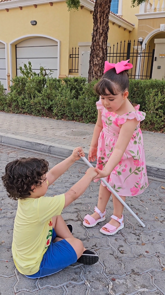 Always help others in need. Keylin did the right thing with her act of kindness 🥺  #kernieandtwins  #reels  #bekind  #helpothers #help  #helpme  #Love #kindness #peoplereaction  #actofkindness  #kind  #need  #instagood #keylin #kernie #Kenan #kaylin #fyp  #foryou  #tiktok  #dotherightthing #blind #blindkids #ineedyou 