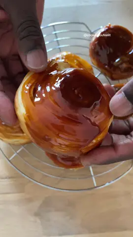 CROISSANT ROLL AU CARAMEL ET CREME PÂTISSERIE…RECETTe sur mon compte Instagram @cookasyoufeelit #pourtoi #croissant #cruffin #Recipe #patisserie #viennoiserie #frenchpastry #parati #caramel 