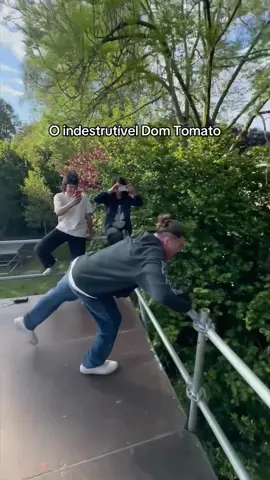 A gente gosta assim 🫢 @Domtomato #redbull #tedáaaasas #parkour #freerunning #domtomato 