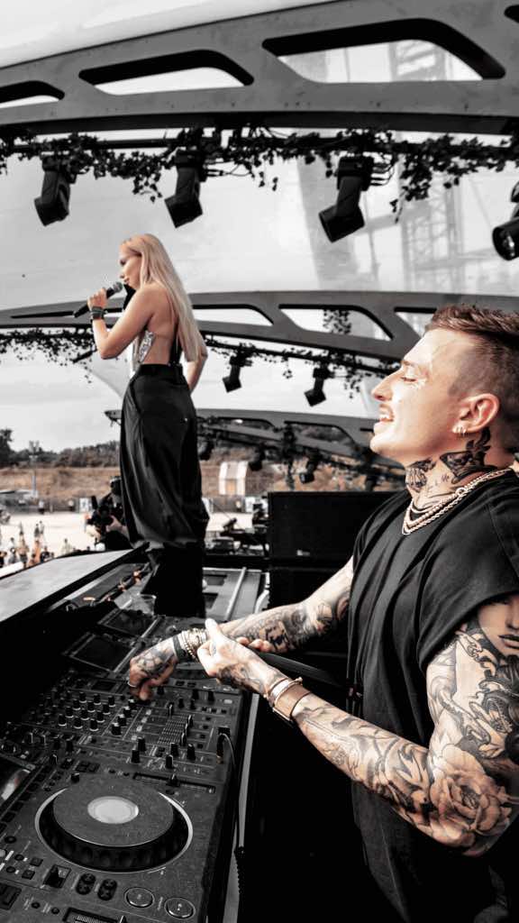 The crossover you didn’t expect😜. Should we release this one? 👇 #opera #electronicmusic #OnTour #crossover #parookaville #festivalsommer #germanfestival #edmfestival  @AntoNetta_official 