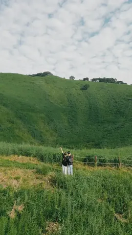 30분만에 만날 수 있는 한국의 스위스🖼️ 강원도 정선에 위치한 민둥산이에요. 지금부터 가을 전까지 계속 초록초록한 탁 트이고 이국적인 풍경을 만나실 수 있습니다. 하산 후 거북이 쉼터에서  김치전 + 라면 + 막걸리는 꼭 먹고 가세요! 📍강원도 정선군 남면 억새꽃길 252-3 (민둥산 최단코스 주소) ▫️등산시간 30분 꿀팁❤️ : 등산하실 때 찻길 비슷한 등산로 중간쯤 올라왔을 때 왼쪽 찻길과 정면 나무 계단이 있습니다. 나무계단으로 올라가야 빠르게 만나실 수 있습니다. 주차피 X 입장료 X 간이화장실 o #민둥산 #돌리네 #강원도정선 #정선여행코스 #정선여행 #국내여행지 #국내여행지추천 #드론영상 #드론영상촬영 #대한민국구석구석 #djimini3pro #아이폰촬영 