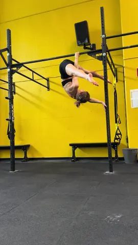Tried something new today💛 I’m kinda proud of myself for doing this even though the first tries felt impossible😅 It’s always so much fun to mix-up my training sessions with some fun fitness challenges💪🏻 Could you see yourself try this?🤩 #Fitness #fyp #calisthenics #challenge #workoutmotivation #workout #strongwomen #bodyweighttraining #GymTok #gymrat 