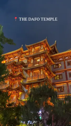 Il y’a des lieux qui sont inoubliables pour l’âme comme celui-ci ✨  ✺  La localisation est folle : au milieu d’une rue commerciale abritant restaurants,boutiques, etc 🛍️  ✺ Il fait parti des 5 plus grands temple de Guangzhou, et ses lumières à la tombée de la nuit le rendent encore plus unique 😍   #guangzhou#buddhatemple#traveltok 