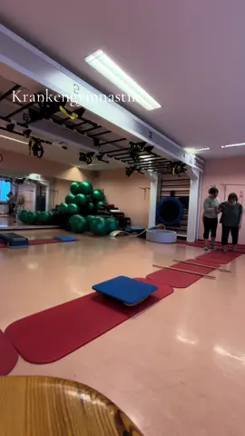 Gangschule und Koordinationstraining können bei einem Apoplex wichtiger Bestandteil der Therapie sein. Denn nach einem Schlaganfall ist das Gleichgewicht oft sehr beeinträchtigt und der Gang dadurch unsicher. Schönes Wochenende eure Physiotherapie Martin Sohr #physiotherapiemartinsohn #physio #krankengymnastik #physiotherapie #gleichgewichtstraining #koordinationstraining #gangschule