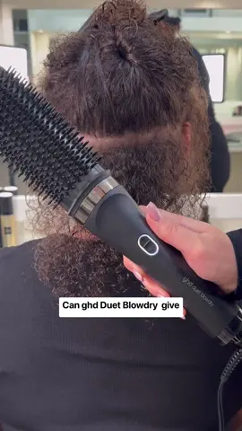 calling all our curly girls… this one is for you!! @Natasja Pienaar showing how to style with the #ghdDuetBlowdry ✨🖤 #curlyhair #healthyhair #fyp  