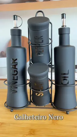 Garanta ja o seu Galheteiro Nero!  www.brunastoredecor.com.br #itensdecozinha #mesaposta #itensbambu #manteigueira #saleiro 