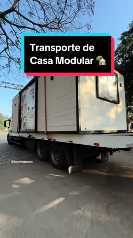 Essa é uma Casa Modular de 44m² com 01 quarto com closet e escrivaninha, sala e cozinha em um ambiente integrado e banheiro separado! 🏡🚛 Ela é composta por 02 módulos de 7,28x3,00=21,8m² totalizando os 44m²! Todo o revestimento externo é em EPS com uma camada cimentícia que imita uma ripa de concreto, fornecendo uma camada dupla de isolamento térmico para essa Casa modular! Nossos módulos possuem paredes duplas com isolamento térmico, sistema hidráulico e elétrico com tomadas e interruptores! 💵Já falando em preço, essa belezura foi entregue com mobiliário sob medida fixo e custou R$275.720,00 do jeitinho que vocês viram no video! É muita praticidade receber uma casa dessas pronta em 30 dias, não acham?! ❤️ *Frete não está incluso e deverá ser cotado a parte de acordo com o local de destino. *Valor válido por 15 dias após a data do post, sujeito a alteração. Projeto por @porto_quadrado_arquitetura Móveis por @moveisawpdesign  #tinybrasil #tinyhousebrasil #construçãomodular #offsite #construoffsite #modular #portatil #sustentavel #construcaomodular #cabanas #cabanasserracatarinense #cabanasserragaucha  #offsite #acochegante #criatividade #projeto #projetofuncional #modularbuildinginstitute #construçãomodular #casamovel #cabanamóvel #futuro #boxmodulars #boxmodular #praquatro #casamodular #praticidade #casapropria #casamovel #casamodular #boxmodular #boxmodulars