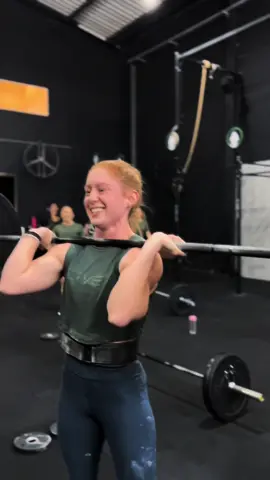 Pra cimaaaa🤘🏻💗 #crossfit #crossfitgirl #crossfitbrasil #athlete #inspiration #inspiracao #competition #clean #cleanandjerck🏋🏼‍♀️ #life #Lifestyle 