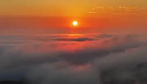 Mount Huashan has always been famous for its steepness, and the rolling sea of clouds, like crashing waves, adds a dreamlike quality to this majestic peak. As the sun rises, the orange sunlight illuminates the clouds and the mountain, creating an enchanting rainbow-like glow.