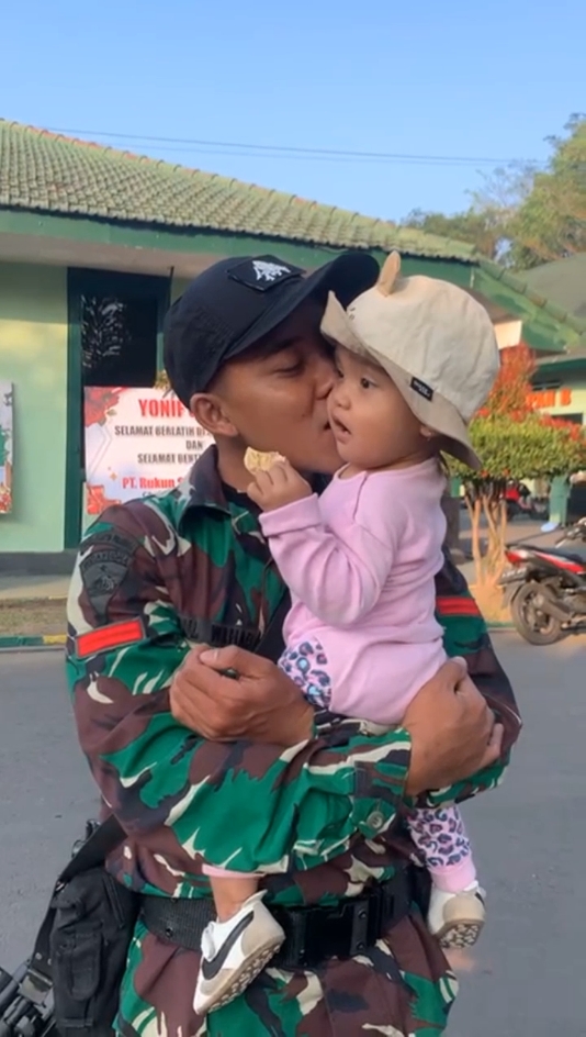 Tugas mu untuk negara, tugasku mendukungmu dan mendoakanmu. Selamat bertugas sayang. Kami menunggumu pulang 🥹🤗 #satgas2024tniindonesia🇮🇩  #abdinegaraindonesia #pratugas #ldrstory 