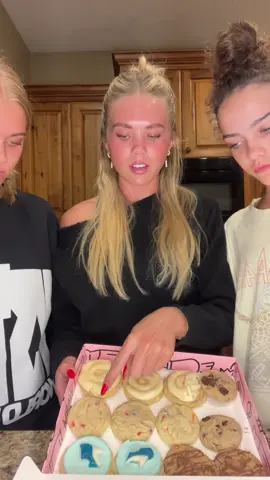 @Crumbl Cookies we approve of this lineup #crumbl #tastetest #cookies #bigback #mukbang 