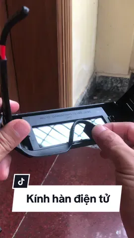 Kính hàn điện tử dùng ánh sáng năng lượng mặt trời, tự động tối màu khi có hồ quang hàn, ôm quanh mắt tránh khói hàn gây đau mắt. #kinhhan #kinhhandientu #kinhhantudong #kinhhandientutudong 