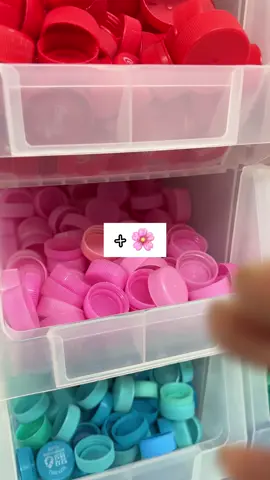 이모지 병뚜껑 키링 ☁️🌸🩷✨  병뚜껑으로 만드는 업사이클링 키링 분홍분홍한 색감이 너무 예쁘죠🌸  저는 가방에 주렁주렁 달고 다니는데 원하는 색감으로 만들어지고 세상에 하나뿐인 제품이니까 애정이 듬뿍🩷  여러분도 귀여운 키링으로 백꾸해보세요👍  #업사이클링 #키링 #업사이클링키링 #가방꾸미기 #백꾸 #재활용 #새활용 #♻️ 