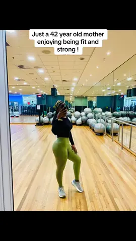 Being fit in your 40s and above is not a flex but a health hack for aging gracefully!#fitover40 #fitnessmotivation #fitmom #healthylifestyle 