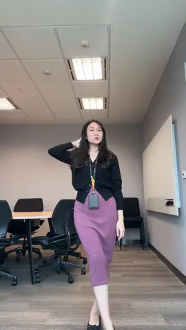 Lagi suka pakai dress buat ngantor 🌺🌸 #fyp #fashiontiktok #corporatelife #ootdinspo #officefits @KADAKA OFFICIAL @Claryn The Label 