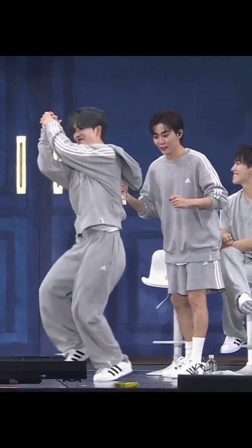 Akhirnya Cheol geal-geol Smart juga kan. 😆😆😆 #seventeen #scoups #seungcheol #caratland 