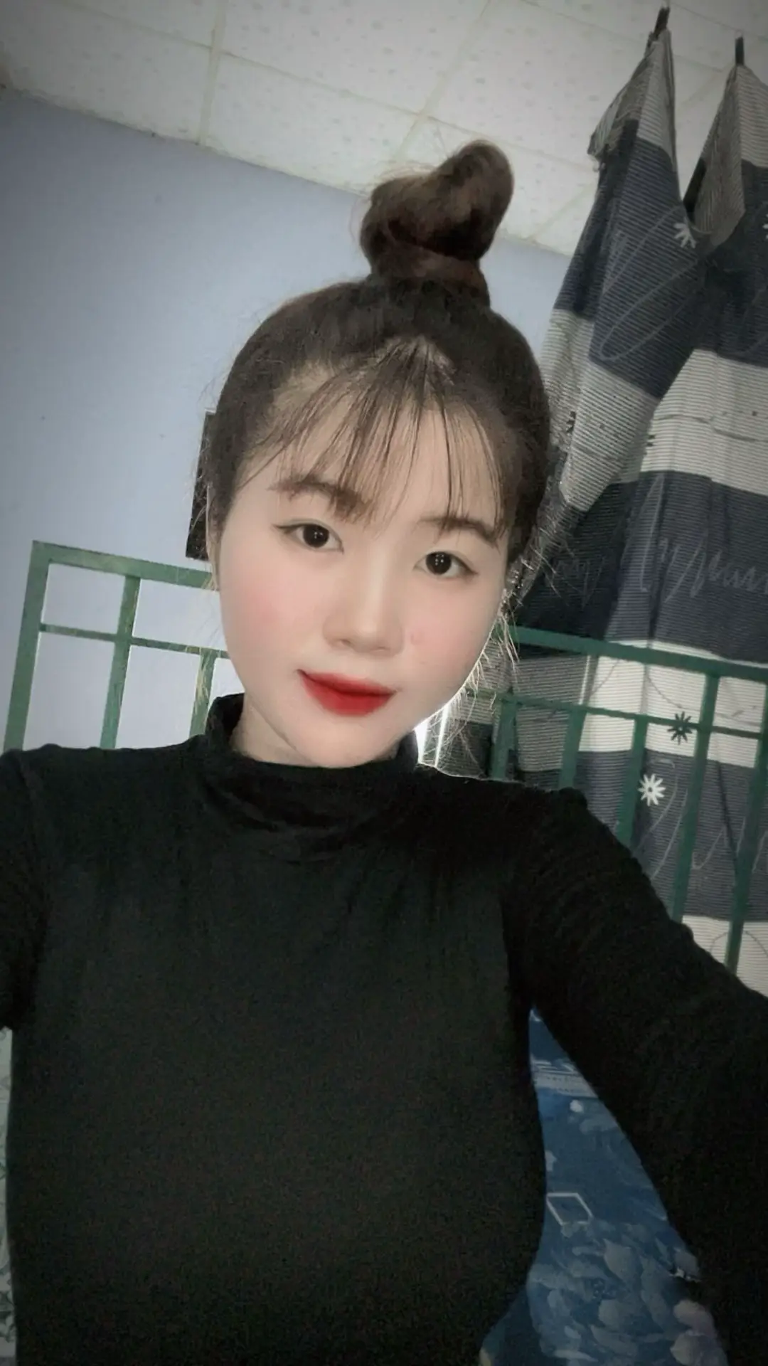 Thật ra lý do để một mối quan hệ trở nên nhàm chán và nhạt nhẽo ,đôi khi đơn giản chỉ là anh không nói, em không hỏi chúng ta đều im lặng ,anh đi chơi em không đợi,dần vô tâm và cứ thế xa cách ,em cô đơn anh bỏ mặt ,đã quen dần và không cần nữa ,đừng để người phụ nữ bên cạnh mình quen thuộc với sự vô tâm bởi vì nếu họ quen với sự vô tâm thì dần dần họ sẽ không còn cần có sự hiện diện của bạn nữa đừng để điều gì thành thói quen đừng mất nhau trong sự xa cách đừng để mình quên nhau trong sự im lặng . Tôi đã từng nghĩ rằng hai nếu hai người yêu nhau thì không việc gì có thể ngăn cản được nếu tình cảm đủ lớn sau này tôi mới phát hiện vẫn còn có hiện tại có thất vọng còn có cả nóng nãy cả hiểu lầm cám dỗ và thử thách nhưng có nếm thử hay không lại là sự lựa chọn đôi khi có được là một loại hạnh phúc nhưng mất đi cũng là một loại hạnh phúc vì bản thân xứng đáng gặp được những người tốt hơn.