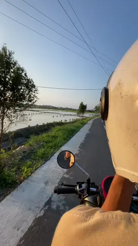 ga rugi si punya pacar rumahnya plosok 🤣 #fypシ゚viral #fyppppppppppppppppppppppp #fypdongggggggg #fypp #fypdong #fypシ゚ #fypgakni #sunset #sunsetlover #healing #motoran #couple #couplegoals #couplestiktok 