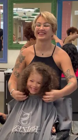 Uma florzinha lindissima veio cortar e cuidar dos seus cachinhos. 🩷 Ela foi embora de cabelo molhado, mas antes de ir desfilou todo seu charme para o salão. 