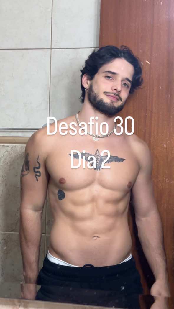 E vamos de mis um dia de desafio! Principal foco de evolução na parte física  vai ser o ganho de braço e ombro nesse desafio, provavelmente vai ser os grupos musculares que mais exercitarei. E quem não começou, pode começar esse desafio que dá tempo. Nos próximos vídeos darei detalhes da minha dieta! #desafio #desafio30 #academia #projeto 