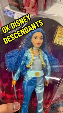 Not my cup of tea but apparently the #disneydescendants are making impact. Where is the #ritaora #doll ?  . . . #disney #descendants #dolltok #toysrus #comeshopwithme #comeshoppingwithme #disneydesignerdolls #disneydescendantsdolls 