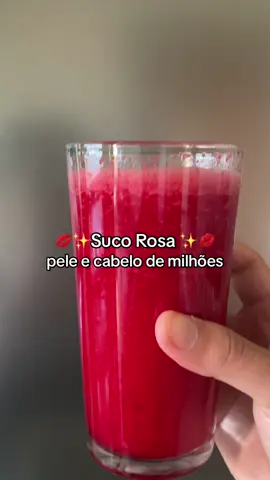 SUCO ROSA 💋✨ INGREDIENTES: 300ml de água 1 beterraba (a depender do tamanho) - Você pode calcular também 3g de beterraba a cada kg do seu peso corporal (uso meia) 1 cenoura ralada ou cortada 1 laranja Mel para adoçar (opcional) BENEFÍCIOS: Pré-treino - A beterraba possui nitrato em sua composição, que faz aumentar a circulação de sangue e oxigênio nos músculos, aumentando a vasodilatação e gerando uma melhor performance nos treinos. Outra característica da beterraba é que ela é rica em palatinose, um tipo de carboidrato que libera energia gradativamente nos treinos. A sugestão é tomar o suco 1h ou 1h30 antes do treino. Pele e cabelo - a beterraba e a cenoura são fontes de licopeno e betacaroteno, que são antioxidantes naturais que além de ajudar na elasticidade da pele, também protege dos danos causados pelos raios UV. • Outra maravilha é que o betacaroteno estimula a produção de melanina, então se você for uma pessoa que adora pegar um bronze, esse suco é PRA VOCÊ✨💋 #foryou #fy #sucorosa #beleza #autocuidado #skincare 