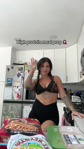 Chicken queso bowls ✨ RECIPE ✨ - 2 cups diced hash browns (seasoned), Chicken tenders, Taco seasoning (or - garlic powder, onion powder, cumin, chili powder, salt, pepper), 1/4 C black beans, 1/2 diced red onion, 2 tablespoons white queso // Cook chicken in air fryer at 385 degrees for 10-11 minutes, flip half way // Optional aides - avocado, nonfat plain Greek yogurt, salsa, hot sauce #mealprep #mealprepideas #highprotein #highproteinmealprep #healthyrecipes 