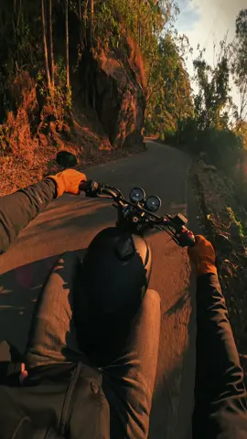 Same old road to freedom !  #pov #motorcycle #motos #motociclismo #motorcyclesoftiktok #freedom #motorcycleadventure #royalenfield #interceptor650 #sunset #goldenhour #gopro 