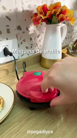 Testei a mini maquina de Waffle da shopee  Receita de Waffle  INGREDIENTES (xícara 250ml) 1 ovo 3/4 xícara de leite morno 2 colheres (sopa) de açúcar pitada de sal 1 colher (sopa) de manteiga derretida 1 xícara de farinha de trigo 1 colher (sopa) de fermento em pó