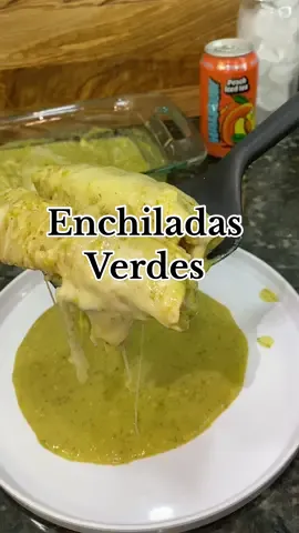 Enchiladas Verdes with a refreshing side of peach tea😋 @drinkhalfday Ingredients for salsa: 20 Tomatillos  15 Serrano Peppers 1 Chile Poblano 2 cups of Chicken Broth White onion 1/2 Cup of Heavy Cream💕 #halfdaypartner#Foodie#mexicanfood#comidamexicana#enchiladas#greenenchiladas#enchiladasverdes#EasyRecipe#DinnerIdeas 