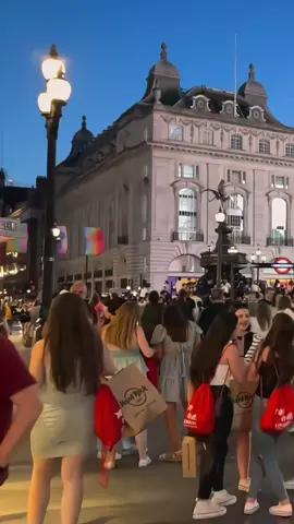 #Beautiful #girls and #charming #night of #London #city #fpyシviral #ForYou #viraltiktok #viralvideo @CALVIN klein @Aydas عايدة @Laneksa @Medicin @ENISA @Nilab Kar @ZARINA 