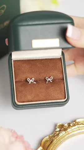 Thu hút ánh nhìn, tạo điểm nhấn cho những outfit nhẹ nhàng, nữ tính với mẫu khuyên tai nơ TLEE cực xinh nha🎀🎀#tleejewelry #khuyentaibactlee #daychuyenbactlee #lactaybactlee #trangsucbac 