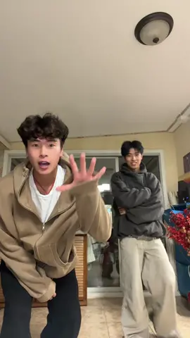 the duo 🫡😮‍💨 @zeke #teamwork #fyp #foryou #dance #asian #chinese 