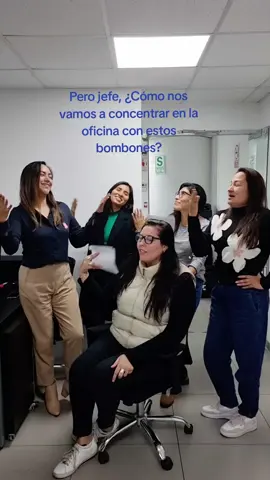 VERSIÓN: OLD SCHOOL Así no nos podemos concentrar!!! 😍😭 @Claudia Salazar @Sylvia Aguilar Elias @fia.1923@Daniel Garcia Cavero  #bombones #guapos #trend #oficina #Viral #viraltiktok #viralvideo 