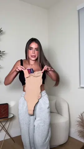 ¿Ya tienes tu Sculpting Bodysuit? Este bodysuit tiene compresión media, te ayuda a moldear tu figura sin apretarte, tiene tiras ajustables y broches en la parte inferior para ir al baño. La tela es resistente y transpirable.  Tallas desde XS hasta 5XL 🎉 Pídelo al DM o en la web: pauleya.com 🛒💳 #pauleya #bodyreductor #bodyfajaperu #bodysuit #shapewear 