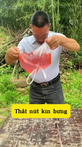 Dù đựng nước canh hay dầu, túi ni lông của bạn sẽ luôn kín mít và không rò rỉ với nút thắt này! Thử ngay để thấy sự khác biệt vượt trội trong việc bảo quản thực phẩm của bạn. #MeoVat #BaoQuanThucPham #TipHayMoiNgay #NutThatChuan #TuoiNgonMoiNgay #baovemoitruong 