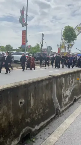 Từng đoàn từng đoàn vào viếng bác