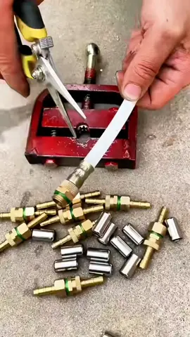 คลิปนี้แนะนำตัวย้ำสายพ่นยารุ่นใหม่ ที่ช่วยแก้ปัญหาสายพ่นยาแตก รั่ว หรือหลุดระหว่างใช้งาน สาธิตวิธีการใช้งานที่ง่ายดาย แม้แต่ผู้สูงอายุหรือผู้ไม่มีประสบการณ์ก็สามารถใช้ได้ อธิบายถึงประโยชน์ในการประหยัดเวลาและค่าใช้จ่าย โดยไม่ต้องหยุดงานหรือเปลี่ยนสายใหม่ เหมาะสำหรับเกษตรกรและผู้ที่ใช้เครื่องพ่นยาในการทำงาน ช่วยเพิ่มประสิทธิภาพและความต่อเนื่องในการทำงาน #ตัวย้ำสายพ่นยา #อุปกรณ์เกษตร #เครื่องพ่นยา #DIY #เกษตรกรรุ่นใหม่ #นวัตกรรมการเกษตร #ซ่อมง่าย #ประหยัดเวลา #ประหยัดเงิน #อุปกรณ์คุณภาพ #เทคนิคเกษตร #ของมันต้องมี #เครื่องมือทางการเกษตร #ทำสวน #ทำไร่ #อุปกรณ์ฉุกเฉิน #เพิ่มประสิทธิภาพ #เกษตรสมัยใหม่ 