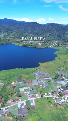 Pesona danau diatas,,  Danau diatas adalah salah satu dari danau kembar Yaitu danau dibawah  pilot drone @ricko.r_photography  Suport @salingka_solok 👇👇👇 KAMI TIM @salingka_solok MELAYANI PAKET WISATA PERJALANAN SOLOK LIMA DANAU & SUMBAR WA 👉 082311523660 INFO PENGINAPAN SYARI'AH , CAMPING, GLAMPING, CABBIN, TOUR GUIDE WISATA SOLOK LIMA DANAU 082311523660 ) #salingkasolok #salingka_solok #alahanpanjang #fyp 